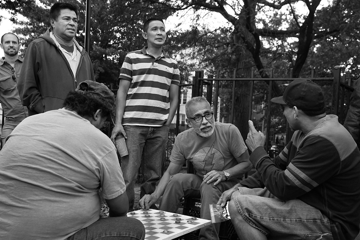 Los esquineros en la calle Mount Pleasant con Kenyon en Washington, D.C. Foto © Rick Reinhard