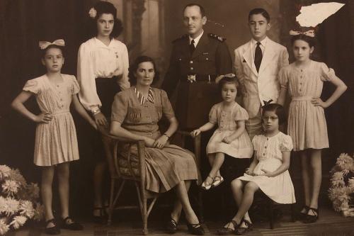 Olf black-and-white family portrait with parents and six children.