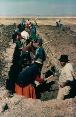 Photo by Alan Kolata, courtesy Ralph Rinzler Folklife Archives and Collections, Smithsonian Institution