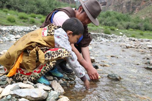 བསམ་གཏན་དོན་འགྲུབ་ལགས་ཀྱིས་མ་ནི་རྡོ་འབུམ་ཅི་ལྟར་རྐོ་བ་དེ་འགྲེལ་བཤད་རྒྱག་བཞིན་པ།