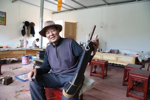 བོད་ལྷམ་བཟོ་བཞིན་པ།རེབ་གོང་།