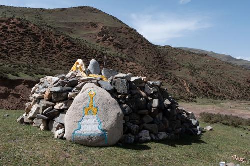 མ་ནི་རྡོ་འབུམ་དང་དར་ལྕོག།