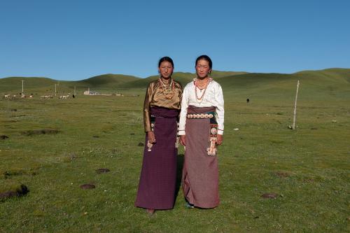 མཚོ་སྔོན་ཞིང་ཆེན།བུ་མོ་གཉིས་ཀྱིས་བོད་ལ་གྱོན་ཡོད།