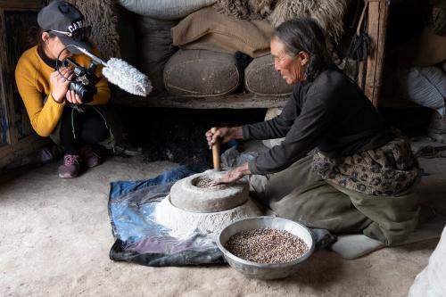 མཚོ་སྔོན་ཞིང་ཆེན་ཞིན་ཧ་རྫོང།ལྷ་མོ་ཡིས་རྩམ་པ་འཐག་བཞིན་ཡོད།