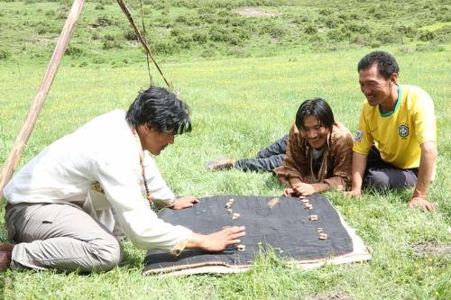 ལྷ་མོ་དོན་འགྲུབ་དང་ཁོང་གི་ཁྱིམ་མི་དག་རྩེད་མོ་རྩེད་བཞིན་པ།