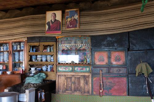 མཚོ་སྔོན་ཞིང་ཆེན་རྩེ་ཁོག་རྫོང་གི་སྤྲ་གུར་ཞིག་གི་ནང་གི་བཀོད་པ།