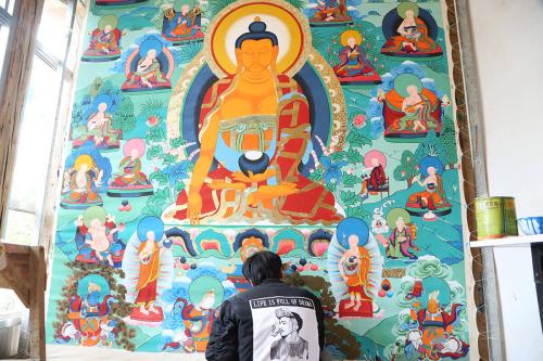 ཐང་ག་འབྲི་བཞིན་པ།