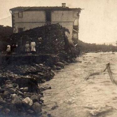 Fotografia antiga del pas del riu Fluvià a Sant Esteve d’en Bas. Foto cortesia de Todocolección