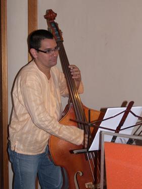 Roberto Koch plays the bass in Jazzmania Studio for &iexcl;Y Que Viva Venezuela!